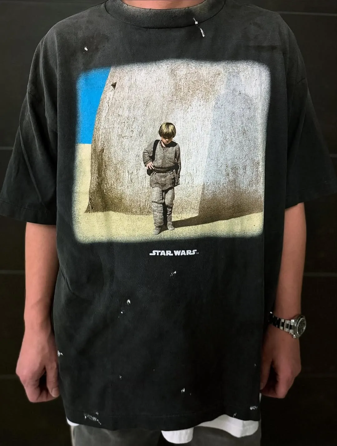 Kimura Takuya's same style SAINT Mxxxxxx × STAR WARS SW_SS TEE /ANAKIN/BLK Star Wars co-branded TEE Anakin Skywalker Darth Vader reflection print TEE washed black S-XL The print comes from the impressive poster vision of "Anakin Skywalker" in "STAR WARS Episode I/The Phantom Menace" and the design of "Darth Vader" printed on the back The entire garment is hand-processed with dirt, washed with water, and printed with a distressed feel, which perfectly interprets the artistic specialty of NEW VINTAGE. In addition, the main mark and wash mark are customized to be consistent with the original version. It can be said that every detail of ZP is perfectly reproduced.